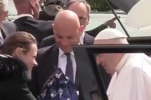 L'arrivo di papa Francesco a Santa Marta (ANSA)
