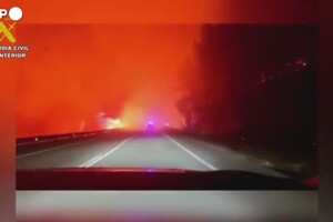 Spagna, Asturie devastate dagli incendi: la lotta dei vigili del fuoco (ANSA)
