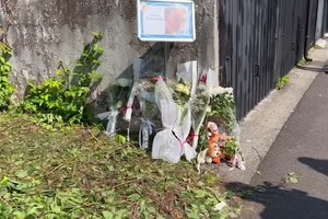 Fiori e bigliettini sul luogo del ritrovamento del corpo di Giulia Tramontano (ANSA)