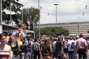 Roma Pride, i preparativi per la parata da piazza della Repubblica (ANSA)