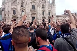 Milano, Champions: l'attesa dei tifosi nerazzurri in piazza Duomo (ANSA)