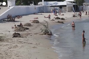 Ucraina, Odessa: bagnanti in spiaggia fra detriti e rifiuti (ANSA)
