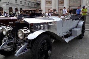 Caravan of ancient Rolls Royce in Trieste (ANSA)