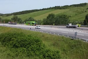 Incidente sulla A16, recuperato il bus finito nella scarpata (ANSA)