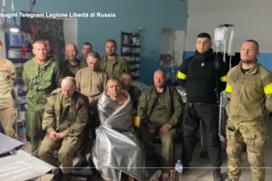 Partigiani russi consegnano i prigionieri di Belgorod a Kiev (ANSA)