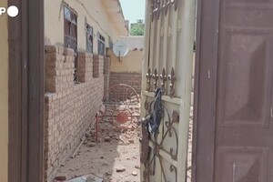 Sudan, prosegue il conflitto: casa distrutta dai bombardamenti a Khartoum (ANSA)