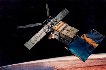 Rappresentazione artistica del satellite Ers-2 in orbita attorno alla Terra (fonte: ESA)