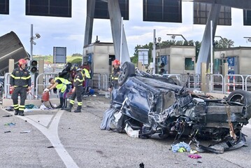 ++ Incidente al casello autostradale, tre morti ++