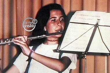 Una foto di Emanuela Orlandi che suona il flauto mostrata da Chi l'ha visto