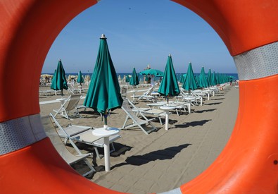 Veduta di una spiaggia di San Vincenzo (Livorno) in una foto d'archivio (ANSA)