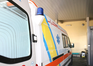 Un'ambulanza in una foto di archivio (ANSA)