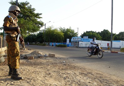 Un soldato in una strada di Ouagadougou (archivio) (ANSA)