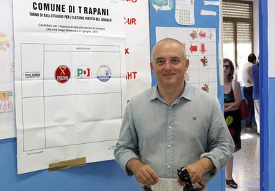 Piero Savona al voto (ANSA)