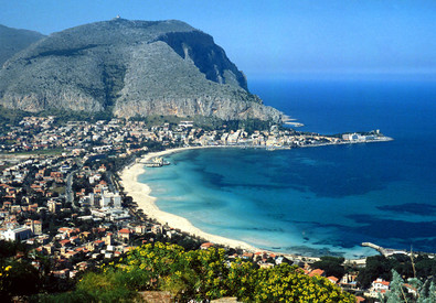 Il golfo e la spiaggia di Mondello a Palermo (ANSA)