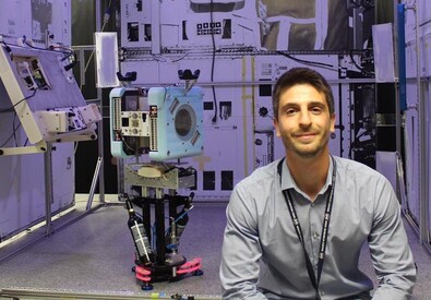 Roberto Carlino e uno dei robot del progetto Astrobee (per gentile concessione di Roberto Carlino) (ANSA)
