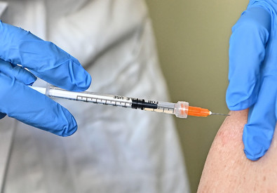Vaccinazione anti covid (ANSA)