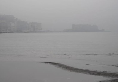 Napoli, la citta' si e' svegliata nella nebbia (ANSA)