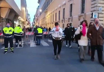 Folla in centro a Roma, chiuse Fontana Trevi e via del Corso (ANSA)