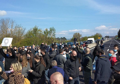 Nuova protesta dei ristoratori di Tni Italia,  bloccata l'A1 vicino all'uscita di Incisa. FACEBOOK TNIIMPRESEITALIA (ANSA)
