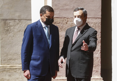 Il presidente del Consiglio, Mario Draghi, e il premier libico Abdulhamid Dabaiba (ANSA)