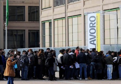 Giovani in cerca di lavoro a Torino in un'immagine d'archivio (ANSA)