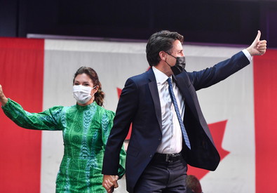 Trudeau con la moglie dopo la vittoria (ANSA)