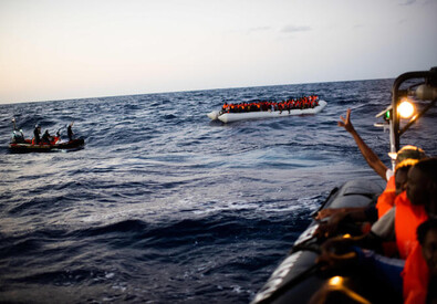 Un'operazione di salvataggio al largo della Tunisia (ANSA)