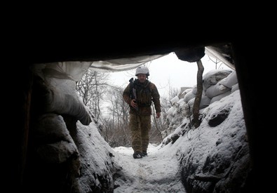 Un militare delle forze armate ucraine in una trincea con i separatisti sostenuti dalla Russia nella regione orientale di Lugansk (ANSA)