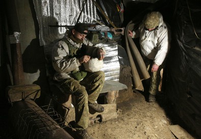 Soldati ucraini armati dagli Usa al confine con la Russia (ANSA)
