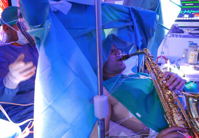 Musicista con tumore cervello operato mentre suona sassofono (ANSA)