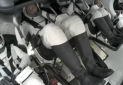 L'equipaggio della Crew 5 nella navetta Crew Dragon si prepara al lancio (fonte: NASA TV) (ANSA)