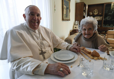 Papa ad Asti incontra i parenti, cugina gli dona un rosario (ANSA)