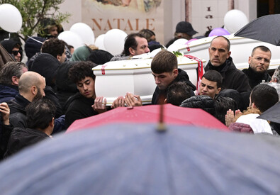 Casamicciola: folla e commozione ai funerali famiglia Monti (ANSA)