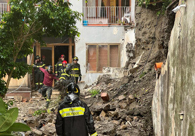 Maltempo: crolla muro a Napoli, operazioni di scavo in corso (ANSA)