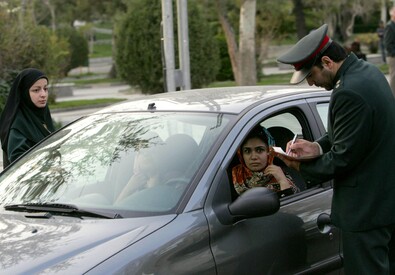 Controlli della polizia a Teheran per far rispettare il codice di abbigliamento (ANSA)