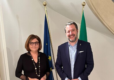 Il vicepremier e ministro delle Infrastrutture e dei Trasporti Matteo Salvini e la Commissaria Ue ai Trasporti Adina Valean (ANSA)