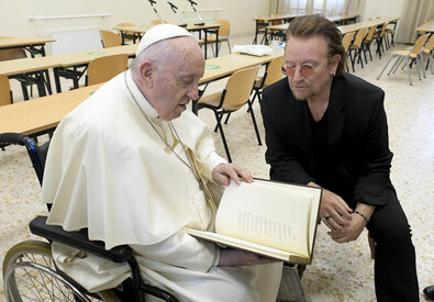 Il Papa e Bono Vox ANSA/VATICAN MEDIA (ANSA)