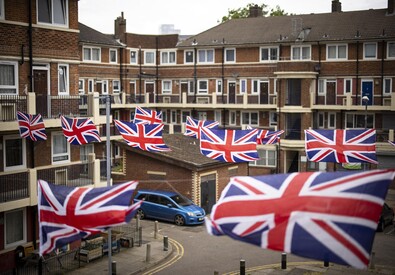 Giubileo di Platino, il Regno Unito si prepara con bandiere, gadget e outfit in onore della regina (ANSA)