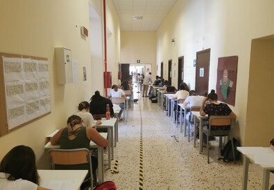 Studenti impegnati nella prova di italiano (ANSA)