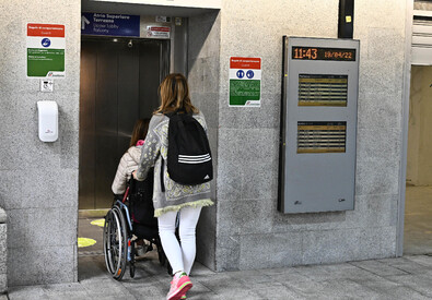 Un disabile accompagnato da una persona in una stazione (ANSA)