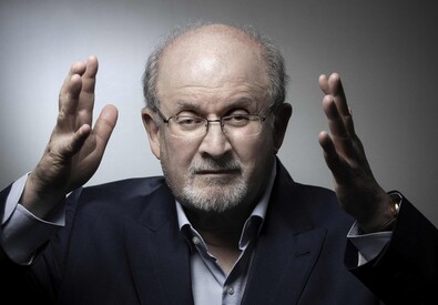 Salman Rushdie aggredito sul palco a New York (ANSA)