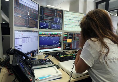 Un'operatrice di Borsa in una foto di archivio (ANSA)