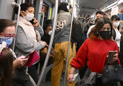 Persone indossano le mascherine in metropolitana. Immagine d'archivio (ANSA)
