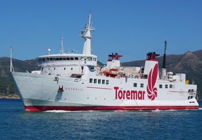 (FOTO DI ARCHIVIO) Un traghetto della Toremar (ANSA)