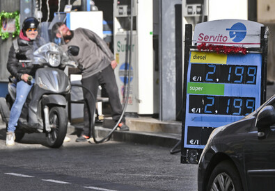 ++ Benzina: sul servito prezzi medi attorno ai 2 euro al litro + (ANSA)