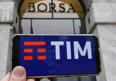 Il logo TIM su uno smartphone (ANSA)