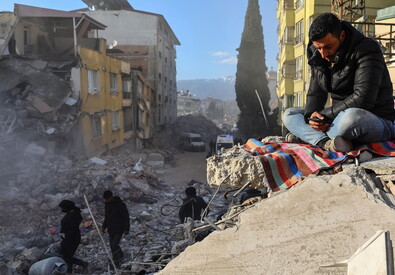 Operazioni di salvataggio fra le macerie del terremoto in Turchia (ANSA)