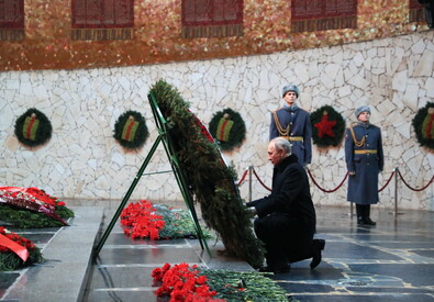Putin alla cerimonia di commemorazione della vittoria sovietica di Stalingrado (ANSA)