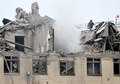 Un edificio di Kharkiv colpito da un attacco missilistico russo (ANSA)