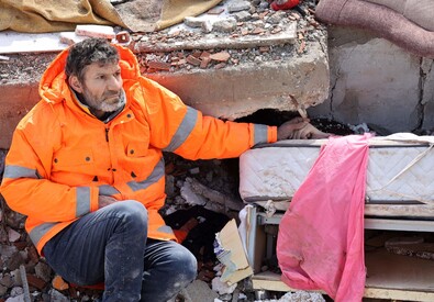 Un padre tiene la mano della figlia morta nel crollo della loro casa a Kahramanmaras (ANSA)